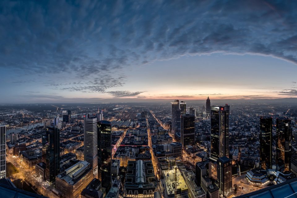 factum_rechtsanwaelte_frankfurt_startseite_header_3840x2562